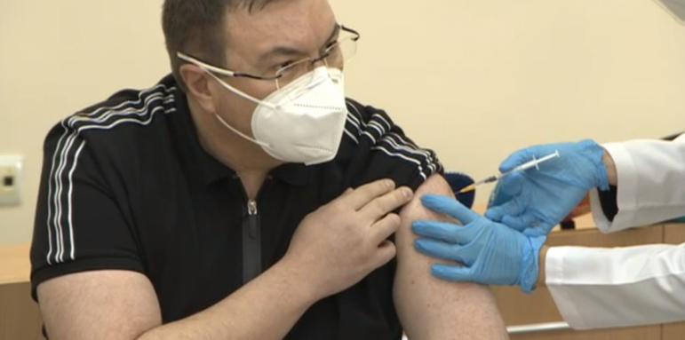 Здравният министър с кръвно на тийнейджър